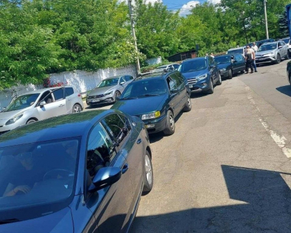In prima zi de vara, moldovenii s-au pornit in vacanta. Zeci de masini stau la coada pentru a iesi din tara, la vama Sculeni - FOTO
In prima zi de vara, moldovenii s-au pornit in vacanta. Zeci de masini stau la coada pentru a iesi din tara, la vama Sculeni - FOTO