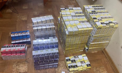 A incercat sa treaca frontiera cu aproape 1500 pachete de tigari, in timp ce transporta pasageri in Italia. Un sofer - retinut la vama Leuseni - FOTO A incercat sa treaca frontiera cu aproape 1500 pachete de tigari, in timp ce transporta pasageri in Italia. Un sofer - retinut la vama Leuseni - FOTO