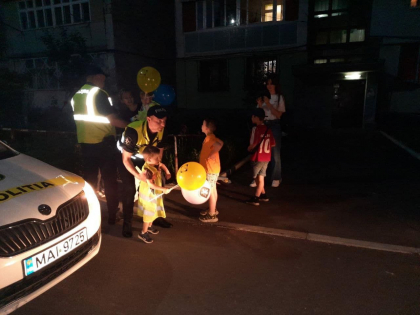 Doua echipaje de politie - cu girofarul aprins la doi copii din capitala. Mama: „Acest moment li se va memoriza pentru toata viata” - FOTO