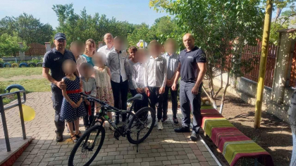 Cinci biciclete - donate copiiilor din familii social-vulnerabili de catre politistii din Floresti - FOTO