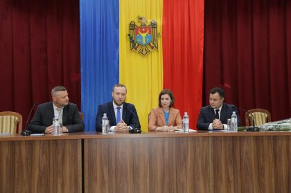 Alexandru Musteata a facut cunostinta cu angajatii SIS. La eveniment au fost prezenti Maia Sandu si Alexandr Esaulenco