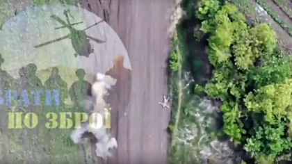 Un militar rus care fugea pe camp s-a prefacut ca e mort dupa un atac cu drona. Apoi s-a ridicat si a luat-o la fuga din nou - VIDEO Un militar rus care fugea pe camp s-a prefacut ca e mort dupa un atac cu drona. Apoi s-a ridicat si a luat-o la fuga din nou - VIDEO
