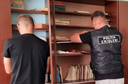Au inregistrat un apartament pe numele lor, prin falsificarea unor acte. Un notar si un sef de directiei din cadrul Consiliului raional Criuleni - suspecti de escrocherie - VIDEO
Au inregistrat un apartament pe numele lor, prin falsificarea unor acte. Un notar si un sef de directiei din cadrul Consiliului raional Criuleni - suspecti de escrocherie - VIDEO
