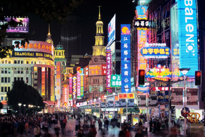 Shanghai, redeschis partial dupa doua luni de carantina dura: Cozi uriase la magazinele de lux. Ce modalitati au gasit unii locuitori in lockdown pentru a-si etala bunastarea - VIDEO