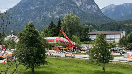 Cel putin patru morti si zeci de raniti, dupa ce un tren a deraiat in Germania, in landul Bavaria