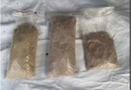 Doi barbati au fost retinuti, dupa ce la domiciliile acestora au fost gasite droguri in valoare de 1 milion de lei - FOTO/VIDEO
