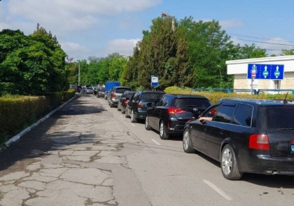 Ambuteiaj la vama Sculeni. Zeci de masini stau la coada pentru a iesi din tara. Recomandarile vamesilor - FOTO