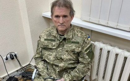 Ucraina il acuza pe politicianul prorus Viktor Medvedciuk, un aliat al presedintelui Putin, de tradare si incalcare a legilor razboiului, pentru care risca sa fie condamnat la 15 ani de inchisoare