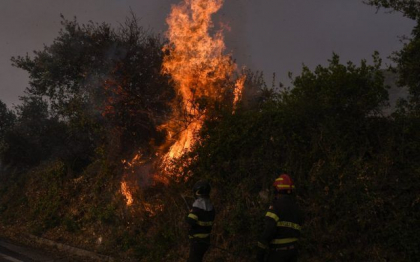 Incendiu de vegetatie langa Atena, Grecia. Locuitorii au primit mesaje pentru evacuare Incendiu de vegetatie langa Atena, Grecia. Locuitorii au primit mesaje pentru evacuare