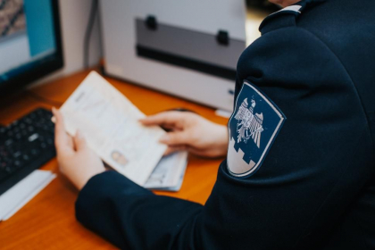 A incercat sa iasa din tara cu un permis de conducere romanesc falsificat ascuns in husa de la telefon. Un barbat - retinut la vama Leuseni 