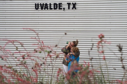 Masacrul de la o scoala din Texas, unde au fost ucisi 19 copii si 2 profesori: Tatal unei fetite se indreapta impotriva fabricantului armei Masacrul de la o scoala din Texas, unde au fost ucisi 19 copii si 2 profesori: Tatal unei fetite se indreapta impotriva fabricantului armei