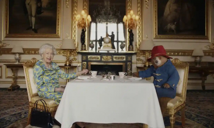 Jubileul de platina, la cel de-al 70-lea an de domnie a reginei Elisabeta a II-a. Aceasta si-a surprins fanii cu o petrecere adorabila cu ceai alaturi de ursul Paddington - VIDEO