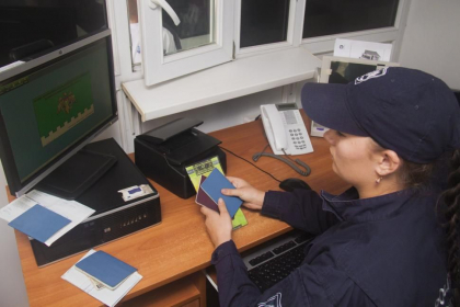 In cautarea unui loc de munca bine platit, a incercat sa intre in tara cu un buletin romanesc falsificat. Un moldovean - retinut la vama Leuseni In cautarea unui loc de munca bine platit, a incercat sa intre in tara cu un buletin romanesc falsificat. Un moldovean - retinut la vama Leuseni