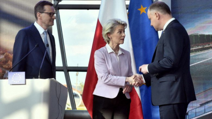 Ursula von der Leyen, amenintata cu o motiune de cenzura in Parlamentul European pentru ca a aprobat programul de relansare al Poloniei Ursula von der Leyen, amenintata cu o motiune de cenzura in Parlamentul European pentru ca a aprobat programul de relansare al Poloniei