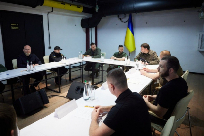 Zelenski a mers din nou aproape de linia frontului si l-a premiat pe baietelul din Mariupol care a tinut un jurnal devenit celebru - GALERIE FOTO