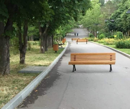 Mai multe banci - vandalizate in parcul Valea Trandafirilor din capitala. Ce spune politia - FOTO