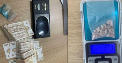 Vindeau droguri pe retelele de socializare. Doi barbati si o femeie - plasati in arest pentru 30 de zile. Momentul retinerii - VIDEO