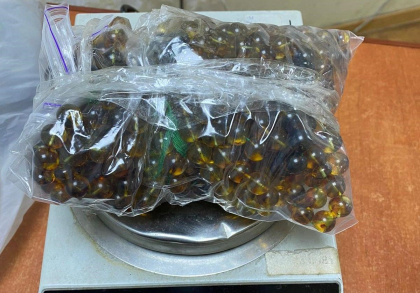 Peste 3 kg de bijuterii din chihlimbar - gasite intr-un camion, la vama Leuseni. Unde le-a ascuns soferul - GALERIE FOTO