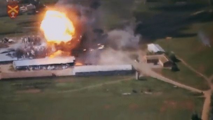 Momentul in care un depozit de munitii al armatei ruse e aruncat in aer de artileria ucraineana, langa Zaporojie - VIDEO