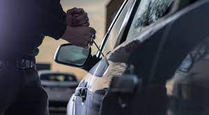 A spart geamurile la 16 automobile din capitala si a furat bunuri de aproximativ 40 de mii de lei. Un barbat - condamnat la 8 ani de inchisoare A spart geamurile la 16 automobile din capitala si a furat bunuri de aproximativ 40 de mii de lei. Un barbat - condamnat la 8 ani de inchisoare