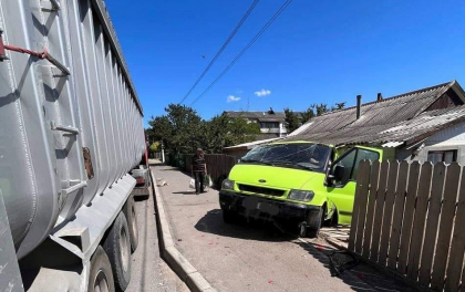 Un microbus a ajuns in curtea unei gospodarii, dupa ce a fost lovit de un camion, la Hincesti. O femeie - transportata la spital. Imagini de la locul faptei - FOTO