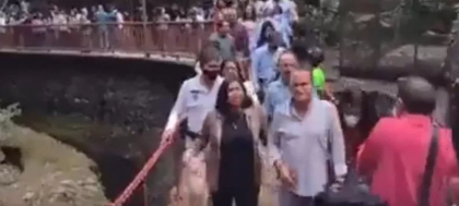 Un pod s-a prabusit in timpul inaugurarii: Cel putin 25 de raniti - VIDEO Un pod s-a prabusit in timpul inaugurarii: Cel putin 25 de raniti - VIDEO