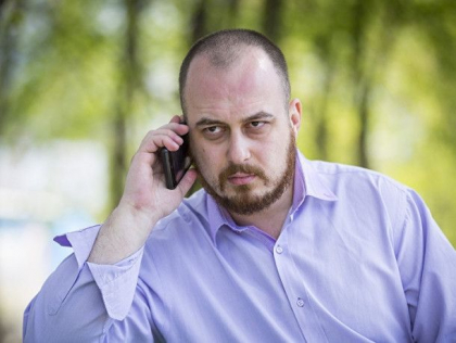 Cine este jurnalistul care a publicat stiri false prin care a sustinut Rusia in razboiul din Ucraina si s-a trezit cu procurorii la usa. Colegii din redactie spun ca nu il pot gasi