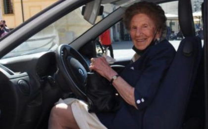 O italianca de 100 de ani si-a reinnoit permisul de conducere: ”Ma face fericita si ma va face sa ma simt putin mai libera” O italianca de 100 de ani si-a reinnoit permisul de conducere: ”Ma face fericita si ma va face sa ma simt putin mai libera”