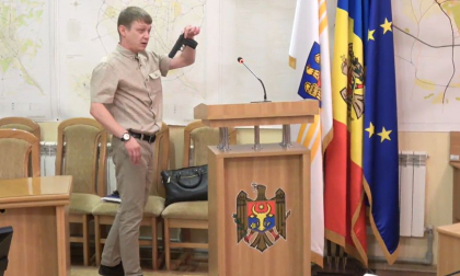 Cu "arma" la CMC. Un activist a scos din geanta un "pistol": „Draci ce sunteti”. Ce mesaj a vrut sa transmita si ce s-a intamplat de fapt 