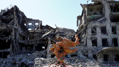 Sute de cadavre gasite sub daramaturi in Mariupol. Consilier: Rusii demoleaza blocurile peste ele, e o "caravana nesfarsita a mortii"
