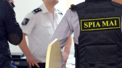 Ar fi cerut 600 de euro pentru a nu lua un tanar la armata. Un politist din Falesti - retinut pentru 72 de ore Ar fi cerut 600 de euro pentru a nu lua un tanar la armata. Un politist din Falesti - retinut pentru 72 de ore