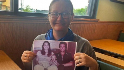 Povestea incredibila a lui „Baby Holly”. La 42 de ani de la uciderea parintilor ei intr-o padure, ea a fost gasita in viata