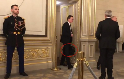 Vladimir Putin ar avea un bodyguard special care sa ii colecteze excrementele