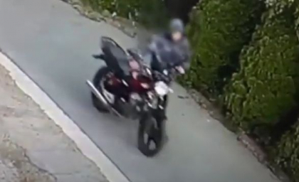 Momentul in care un minor fura o motocicleta dintr-o ograda din Chisinau. Prejudiciul cauzat - aproape 10 mii de lei - VIDEO Momentul in care un minor fura o motocicleta dintr-o ograda din Chisinau. Prejudiciul cauzat - aproape 10 mii de lei - VIDEO