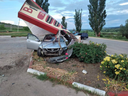 „Au dat jos preturile la carburanti”. O masina s-a lovit de un panou al unei statii peco in urma unui accident, la Calarasi. Cum s-a intamplat totul - FOTO
