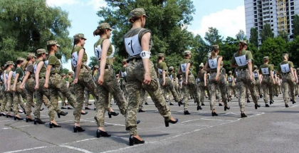 Rusii anunta ca ucrainenii isi pun femeile sa lupte pe front. Seful Armatei ar fi dat ordin de inrolare pentru toate femeile cu varsta intre 18 si 60 de ani