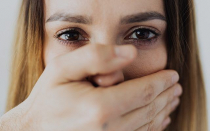 Un tata din Romania, impreuna cu trei fii, si-a agresat sexual copila minora. Tinerii au intretinut relatii sexuale cu sora lor prin violenta, timp de doi ani, sustin politistii Un tata din Romania, impreuna cu trei fii, si-a agresat sexual copila minora. Tinerii au intretinut relatii sexuale cu sora lor prin violenta, timp de doi ani, sustin politistii