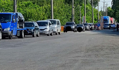 Agitatie la vama Sculeni. S-au format ambuteiaje, iar zeci de masini astepata sa iasa din Moldova. Recomandarile Politiei de Frontiera - FOTO Agitatie la vama Sculeni. S-au format ambuteiaje, iar zeci de masini astepata sa iasa din Moldova. Recomandarile Politiei de Frontiera - FOTO