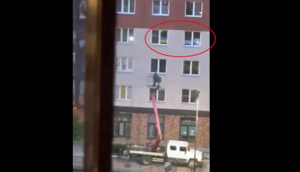 Un rus a pus in fereastra steagul Ucrainei si un poster anti-razboi. Autoritatile au venit si i-au vopsit geamurile - VIDEO Un rus a pus in fereastra steagul Ucrainei si un poster anti-razboi. Autoritatile au venit si i-au vopsit geamurile - VIDEO