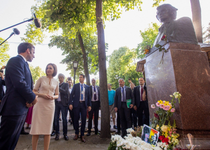 Presedintele Frantei, omagiu pentru Mihai Eminescu in timpul vizitei la Chisinau Presedintele Frantei, omagiu pentru Mihai Eminescu in timpul vizitei la Chisinau