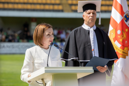 Maia Sandu, prezenta la ceremonia de depunere a juramantului medicului si farmacistului. Ce le-a spus presedintele viitorilor medici - FOTO Maia Sandu, prezenta la ceremonia de depunere a juramantului medicului si farmacistului. Ce le-a spus presedintele viitorilor medici - FOTO