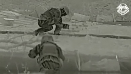 Militarii ucraineni au aruncat in aer „chiar sub nasul rusilor” un pod de pontoane construit pentru fortarea unui rau in Lugansk Militarii ucraineni au aruncat in aer „chiar sub nasul rusilor” un pod de pontoane construit pentru fortarea unui rau in Lugansk