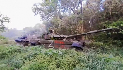 Ucrainenii tracteaza un tanc rusesc capturat dupa ce l-au lovit cu un alt tanc rusesc capturat - VIDEO Ucrainenii tracteaza un tanc rusesc capturat dupa ce l-au lovit cu un alt tanc rusesc capturat - VIDEO