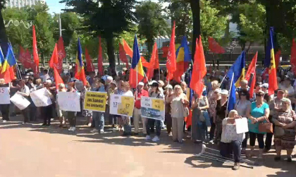 PSRM a iesit din nou la protest in fata Parlamentului: „Jos Guvernul” PSRM a iesit din nou la protest in fata Parlamentului: „Jos Guvernul”