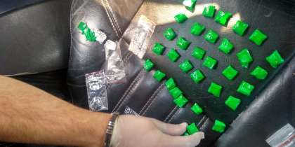 Vindeau droguri pe internet. Un carabinier si tatal sau vitreg - retinuti in flagrat. Ce au gasit oamenii legii la domiciliile acestora - FOTO Vindeau droguri pe internet. Un carabinier si tatal sau vitreg - retinuti in flagrat. Ce au gasit oamenii legii la domiciliile acestora - FOTO
