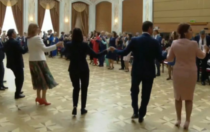 Hora mare la Palatul Republicii. Deputatii romani si moldoveni au dansat dupa sedinta comuna a celor doua Legislative, la Chisinau - FOTO