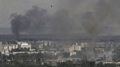 Armata rusa reia avansul spre Severodonetk. Rusii nu vor mai face diferenta dintre civili si militarii din oras
Armata rusa reia avansul spre Severodonetk. Rusii nu vor mai face diferenta dintre civili si militarii din oras