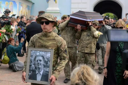 Sute de persoane au participat la Kiev la funeraliile unui tanar figura emblematica a miscarii Maidan, ucis in estul Ucrainei - VIDEO