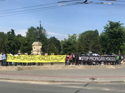 Manifestatii in centrul capitalei. Mai multe persoane protesteaza impotriva marsului organizat de comunitatea LGBT - FOTO Manifestatii in centrul capitalei. Mai multe persoane protesteaza impotriva marsului organizat de comunitatea LGBT - FOTO