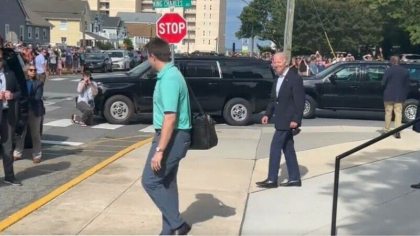Joe Biden a topait pentru a arata ca se simte bine dupa ce a cazut de pe bicicleta - VIDEO Joe Biden a topait pentru a arata ca se simte bine dupa ce a cazut de pe bicicleta - VIDEO